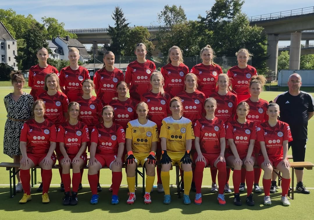 Photo by FC RW Koblenz Frauenfußball in Koblenz-Oberwerth with @physiotherapie_weisselberg. May be an image of 10 people, people playing football, people playing soccer, sports equipment and text.
