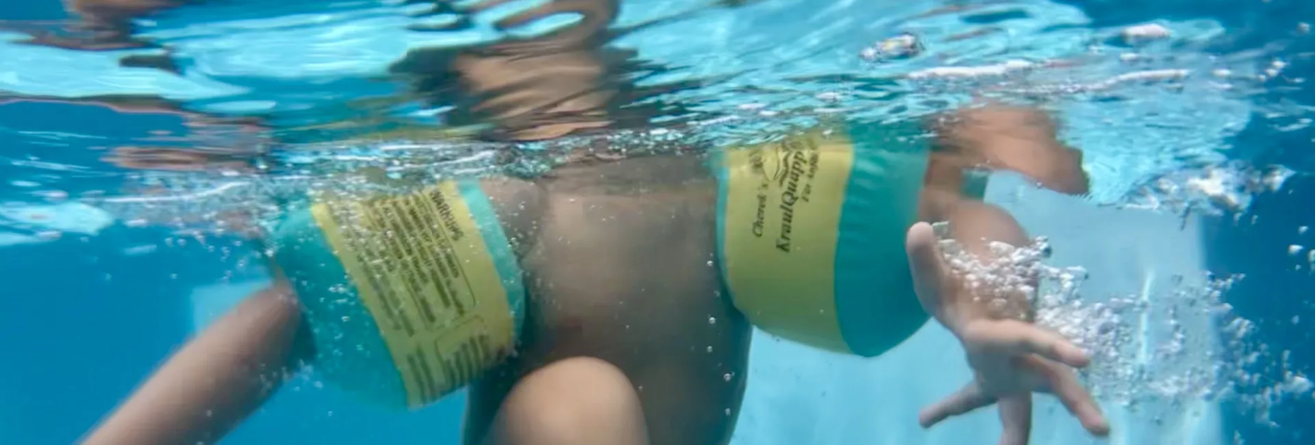 Kind mit Schwimmflügeln
