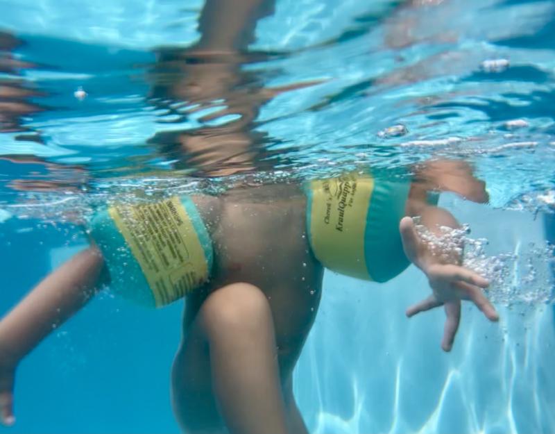 Kind mit Schwimmflügeln